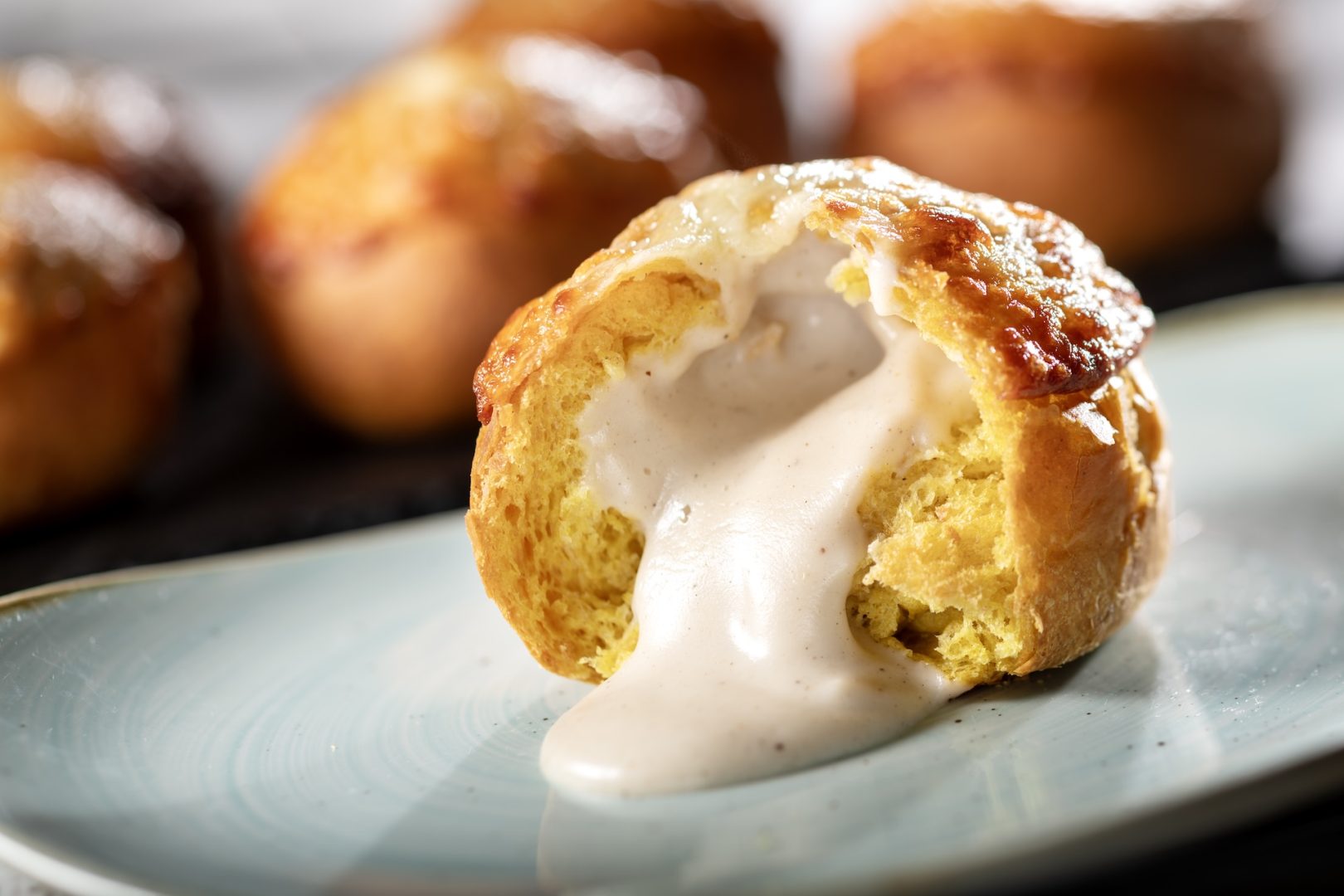 Brioche Aux Epices Avec Une Garniture Mornay De Trois Fromages