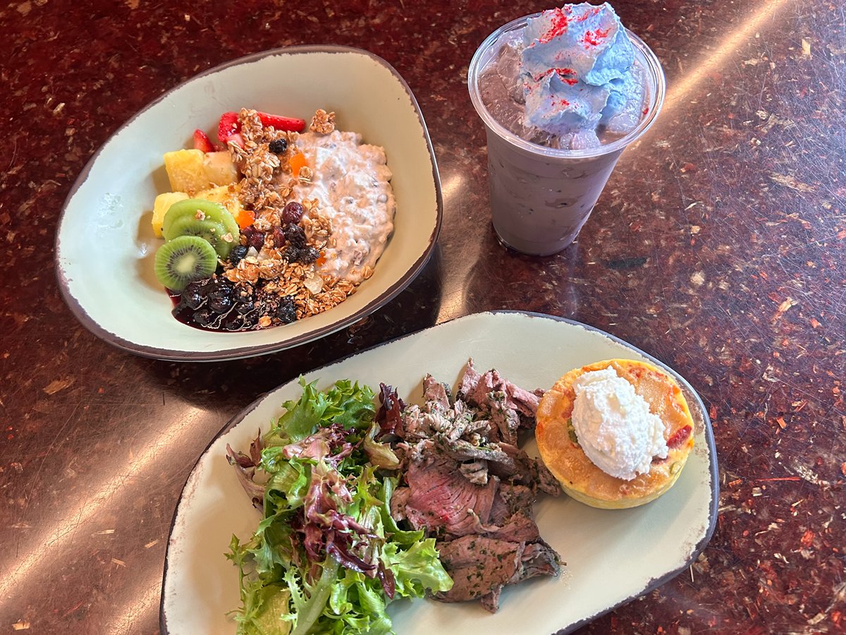 Fantastic breakfast picks from Satu'li Canteen! One of my favorite breakfasts in the theme park!